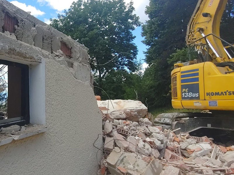 Prikaz rušitve hiše pri celoviti prenovi hiše