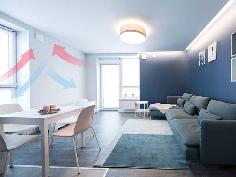 Celovita obnova doma. Sodoben dnevni prostor z jedilnico, kjer so vidni puščici, ki prikazujeta pretok zraka in prezračevanje prostora.